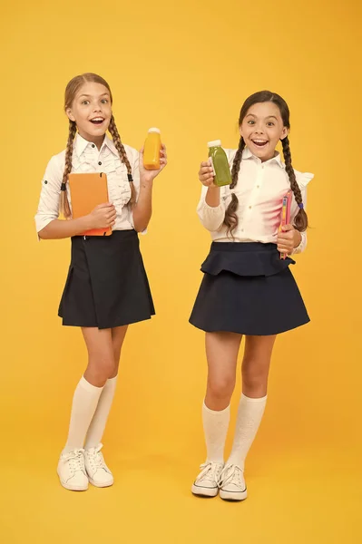 Smoothie detox. Lekkere smoothie. Gezonde voeding. Schoolmeisjes houden SAP fles op gele achtergrond. Dorstende dorst tijdens de schooltijd. Dorst en uitdroging. Gezonde snack fruit smoothie — Stockfoto