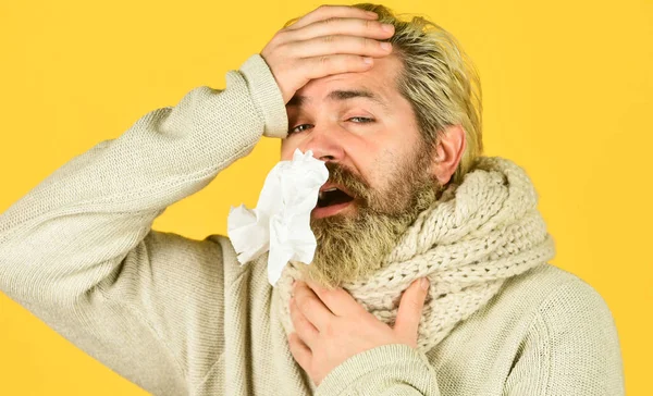 Resposta imunitária. Saúde e medicamentos. Sofre de dor. Febre e regulação térmica da imunidade. Mais do que apenas um sintoma de doença. Homem barbudo doente. Gripe fria. Primeiro sintoma. Sintoma do vírus da dor de cabeça — Fotografia de Stock