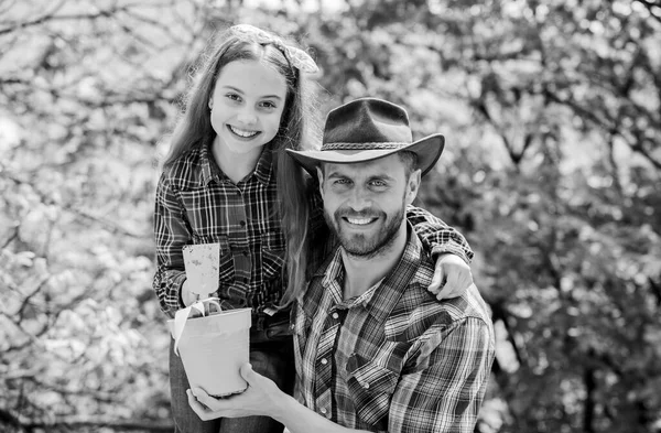 Family dad and daughter planting plants. Plant your favorite veggies. Planting season. Family garden. Transplanting vegetables from nursery or gardening center. Maintain garden. Planting flowers — Stock Photo, Image