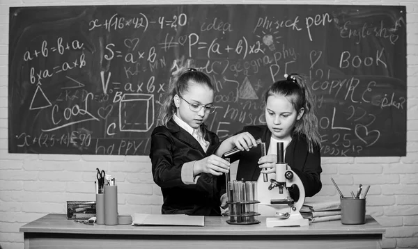 Kemisk forskning. Barn som använder mikroskop. Små flickor i skolans labb. Mikroskop. Biologilektion. Kollar resultaten. Liten forskare arbetar med mikroskop. Vetenskapliga experiment i laboratorium — Stockfoto