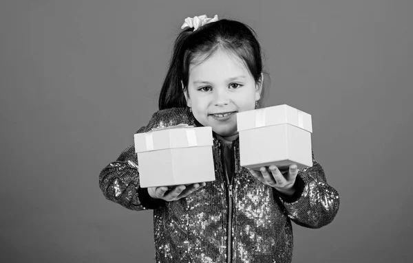 Wybierz jedną. Specjalność zdarza się każdego dnia. Dziewczyna z pudełkami na prezenty niebieskie tło. Czarny piątek. Dzień zakupów. Słodkie dziecko nosi pudełka prezentów. Pudełko z niespodziankami. Lista życzeń urodzinowych. Świat szczęścia — Zdjęcie stockowe