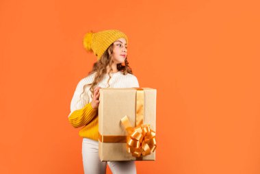 Küçük bir Noel büyüsü. çocukluk mutluluğu. Büyük satışlar ve alışveriş. Boks günü. Doğum günün kutlu olsun. Harika bir sürpriz olur. Çocuk Noel hediyesi. Aile tatili konsepti. Noel Baba 'yı bekleyen çocuk