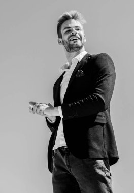 Sıkı çalış, sıkı oyna. Kendine güvenen iş adamı Yakışıklı bir adam. Memnun avukat. Seksi maço adam. Erkek bakımı. resmi erkek modası. Modern yaşam tarzı. Sakallı adam iş stili. başarı kavramı