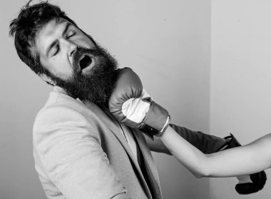 Sakallı hippi bir kadın tarafından yenildi. İş adamı başarısız. Nakavt yumruğu. ki o haklı. Güç ve güç. Aile hayatı. Kadın boks eldiveni erkeği yendi. İlişki sorunları. spor