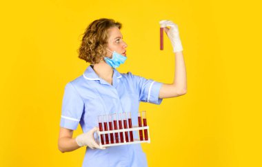 Araştırmacı kadın doktor deney tüpüne bakıyor. Laboratuvarda temiz bir çözüm. Tıbbi teknoloji uzmanı test tüpüyle test yapıyor. Bilim laboratuarında araştırma. Koronavirüse karşı ilaç