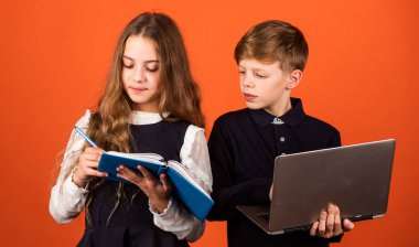 İnternette sörf yapmak. Programlama çalış. Laptop bilgisayarı olan bir öğrenci. Bilgisayarı kullanan çocuk. İnternette hayat. Sosyal ağlar ve blog. Modern bilgi kaynağı. Modern meslek. Çocuklar için modern eğitim