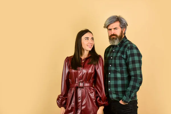 Casal de moda apaixonado. Desfrutando de tempo de outono juntos. casal elegante posando na rua. Casal da moda. Roupa Outono ao ar livre. par elegante de modelos em roupas de outono posando. espaço de cópia — Fotografia de Stock