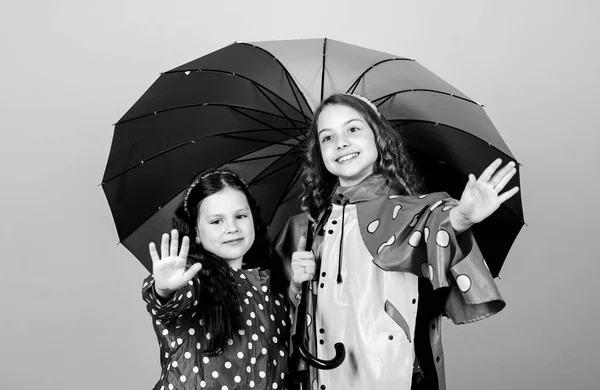 화려 한 우산을 두른 행복 한 어린 소녀들. 가을 패션. 명랑 한 어린이, 자매. 비를 막아주는 장치. 무지개. 가족의 유대. 비옷입은 여자 애들. 맑은 공기와 좋은 기분 — 스톡 사진