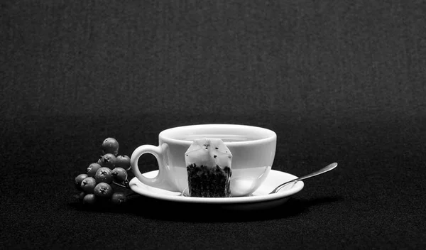 Τσάι με βότανα. Καφέ μενού εστιατορίου. Θεραπείες υγείας. Πιείτε αρωματικό ποτό. Ένα φλιτζάνι τσάι σε μαύρο φόντο από κοντά. Γκουρμέ γεύση. Κεραμικό κύπελλο ζεστό φρέσκο τσάι παρασκευασμένο ρόφημα — Φωτογραφία Αρχείου
