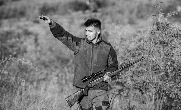 Mira ahí. Notado juego. Hombre brutal sin afeitar guardabosques fondo de la naturaleza. Permiso de caza. Caza brutal pasatiempo masculino. Temporadas de caza y captura. Barbudo cazador serio pasar tiempo libre caza —  Fotos de Stock