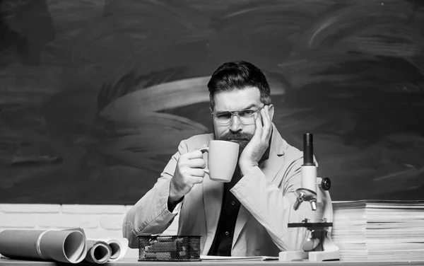 Hate working. Towards knowledge. good morning coffee. back to school. using microscope. biology education. tired bearded man drink tea at school. chemistry lesson. mature teacher at blackboard — Stock Photo, Image