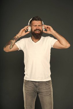 Şarkı sözleriyle. Hobi konsepti. Mükemmel ses. Motivasyon için müziği dinle. Favori şarkı listesi. Kablosuz kulaklıklar. Modern kulaklık konsepti. Yetişkin, yakışıklı, müzik kulaklığı takan bir adam.