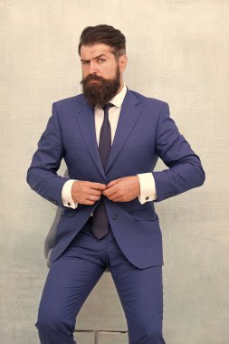 Erkek giyim konsepti. Zarif moda kıyafeti. Centilmen modern tarz. Yakışıklı sakallı hippi bir adam smokin giyer. Moda kıyafetleri. Modern trend. Kendinden emin. Terzi kıyafeti. Moda dükkanı.