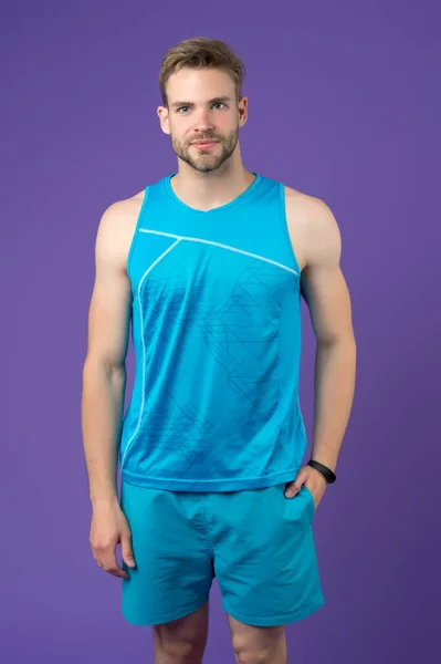 Roupas desportivas. Roupa para melhores resultados. Treinamento de desportista com aparelho pedômetro. Conceito de gadget esporte. Homem atleta equipamento desportivo fundo violeta. Atleta com cerdas desgaste fitness tracker — Fotografia de Stock