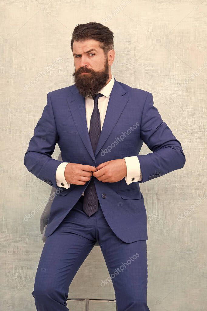 Concepto de ropa masculina. Elegante atuendo de moda. Caballero de estilo moderno. Chico bien arreglado guapo
