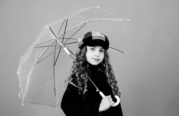 Een meisje met een doorzichtige paraplu. Geniet van regenachtig weer met de juiste kleding. Waterdichte accessoires maken regenachtige dag leuk. Herfstseizoen. Geniet van het regenconcept. Kindermode trend. Liefde regenachtige dagen — Stockfoto