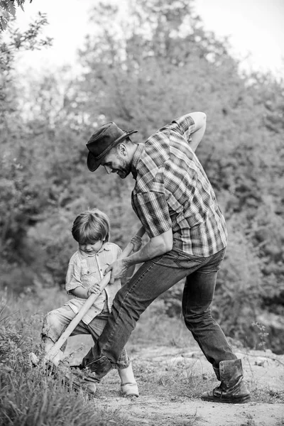 Trouvez des trésors. Petit garçon et père avec une pelle à la recherche de trésors. Bonne enfance. Aventure chasse aux trésors. Un petit assistant qui travaille dans le jardin. Enfant mignon dans la nature s'amuser avec la pelle — Photo