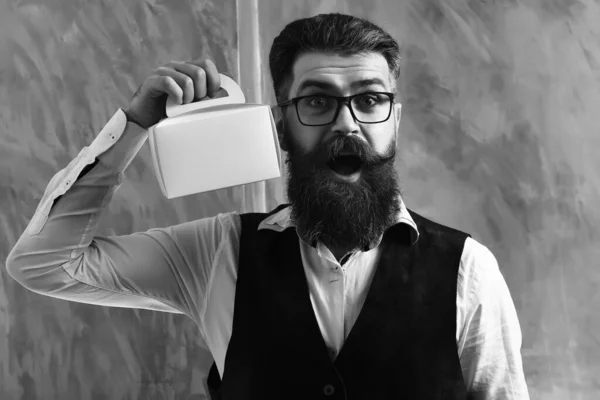Brodaty mężczyzna, brutalny biały hipster z wąsami trzymający pudełko śniadaniowe — Zdjęcie stockowe