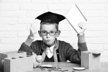 Beyaz tuğlalı duvar arkasında küçük tatlı bir öğrenci.