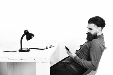 Sakallı, vahşi, beyaz, bıyıklı, ciddi bir hippi.