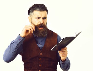 Sakallı adam elinde hüzünlü bir not defteri tutuyor.