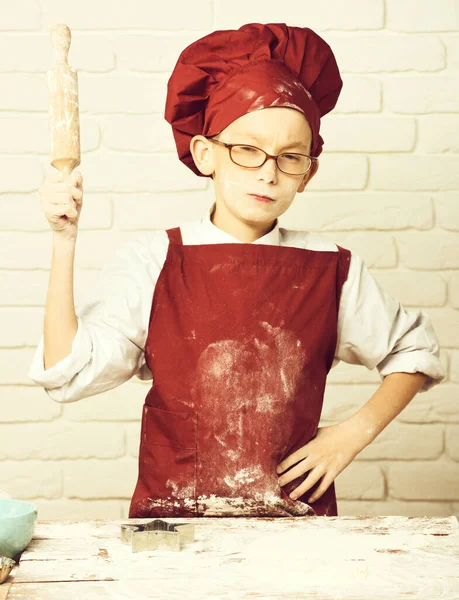 Cocinero lindo manchado chico en fondo de pared de ladrillo blanco —  Fotos de Stock