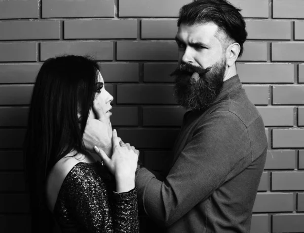 髭を生やした男と葉巻を持つかなりセクシーな女性 — ストック写真