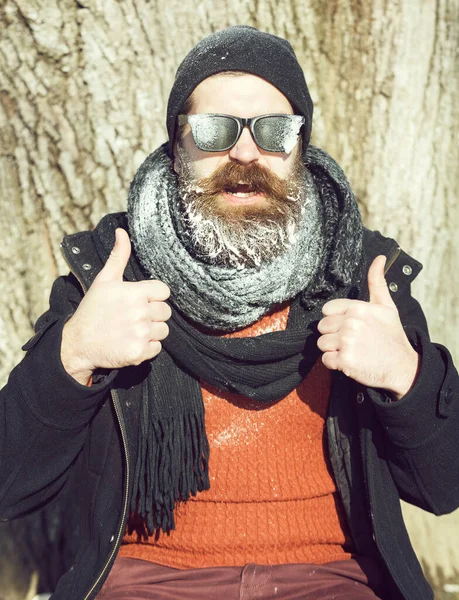 Spännande man ger tummen upp på naturlig bakgrund — Stockfoto