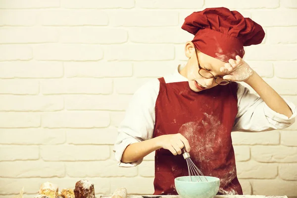 Λεκιασμένο χαριτωμένο μάγειρας αγόρι σε λευκό φόντο τοίχο τούβλο — Φωτογραφία Αρχείου