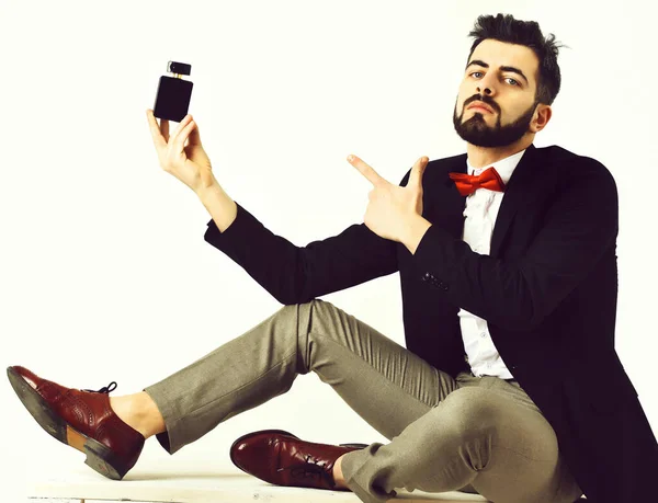 Hombre barbudo, hipster caucásico con bigote y frasco de perfume — Foto de Stock