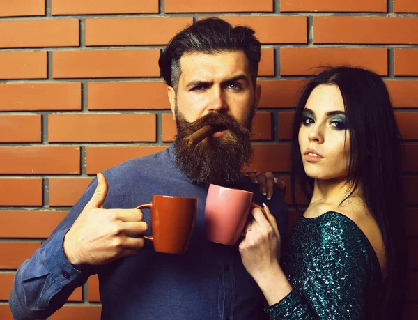 Homem barbudo e mulher muito sexy com charuto, xícaras de chá — Fotografia de Stock