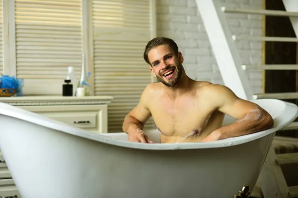 Concepto de relajación: hombre con barba y cara feliz bañándose —  Fotos de Stock