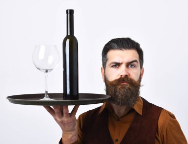 Meraklı suratlı barmen kırmızı şarap servis ediyor. İtalyan içecek konsepti.