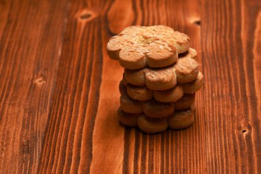 Ahşap arka planda çay kurabiyeleri, kapatın..