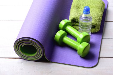 Yeşil plastik, havlu ve su şişesi yapılmış halter