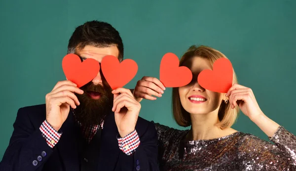 Boyfriend and girlfriend have date. Girl and bearded man — Stock Photo, Image