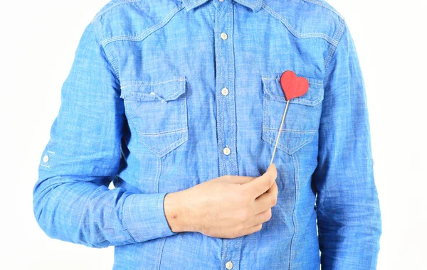 Papier coeur rouge sur chemise masculine bleue . — Photo