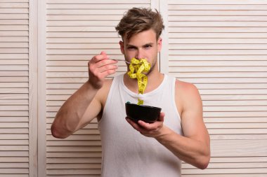 Kendine güvenen ve çatallı bir adam.