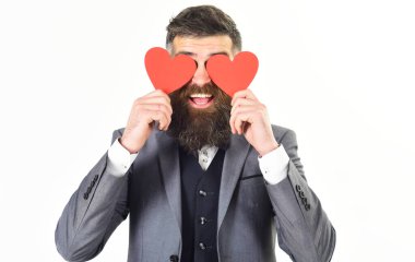 Hippi şık takım elbise ve papyon giyer. Kör aşk..