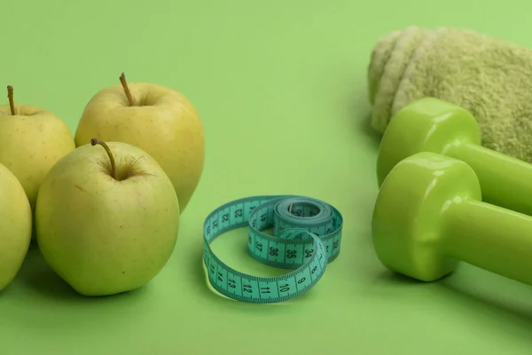 Cloches en plastique près de pomme verte juteuse — Photo