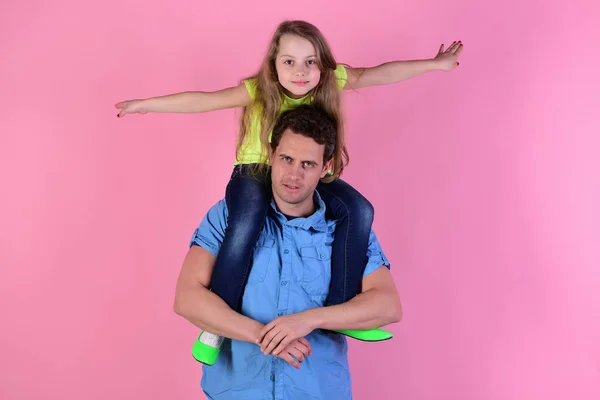 Chica y hombre con caras felices y difíciles en rosa — Foto de Stock