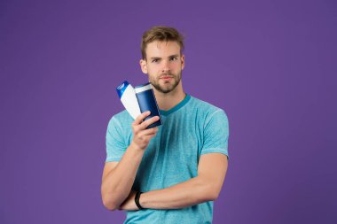 Anti-kinder medikal iyileşme. Şampuan kullanıyor. Kürksüz sağlıklı saçlar. Berber dükkanındaki adam. Her zamanki sabah bakımı. Mükemmel taranmış, düzgün saçlar. Nemlendirici damgalı kap. Saç bakımı, hijyen ürünleri