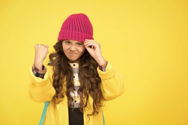 Ergenlik çağında. Kız sevimli şık modern genç. Genç ruhu. Asi genç. Sokak stili. Asi genç kız. Harika bir kız öğrenci. Sarı arka planda eğlenceli karizmatik kız var. Madcap kavramı