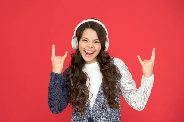 Bambino gode ascolta la musica. Un bambino che si diverte. divertimento e intrattenimento. Musica e canto. sentirsi davvero fresco in cuffia. auricolari di migliore qualità. Tecnologia per ventilatore audio. Tecnologia audio stereo — Foto Stock