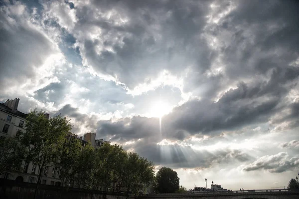 Obloha se zatahuje. Dramatická obloha na městské krajině. Slunce vybuchlo v mracích. Zataženo ve městě. Šedá obloha s mraky. Zataženo a meteorologie. Počasí v létě — Stock fotografie