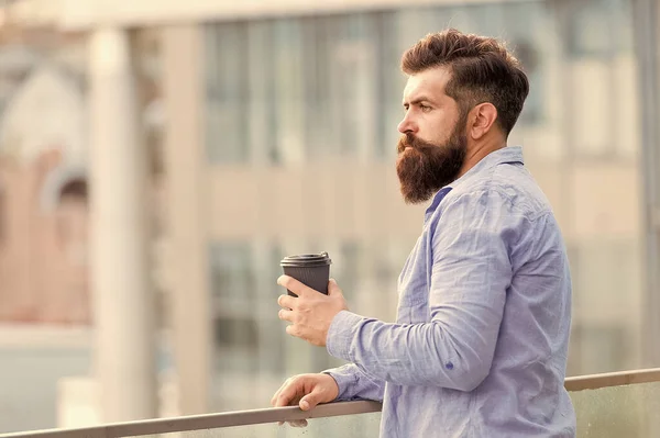 Ochtend inspiratie. doordachte man drinken take-away koffie. koffie in de ochtend. Volwassen hipster met baard. Bearded Man ontspannen. brutale hipster met koffie kopje. energiekosten. Mannelijke kapper zorg. ruimte kopiëren — Stockfoto