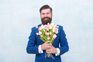 Seni davet etmeme izin ver. Lale desenli sakallı adam. Aşk randevusu. Kadınlar Günü 'nde. 8 Mart. Bahar hediyesi. Çiçekli sakallı adam. Baharı kutlayalım. Laleli bir beyefendi. Bahar geliyor. Romantik randevu