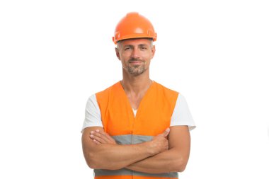Mimar beyaz üzerine izole edilmiş. Kasklı mühendis. Elleri çapraz olan sanayi mühendisi. İnşaat binasında çalışıyorum. Tamirci şapka takıyor. Yol tamiri konsepti. İnşa ediliyor