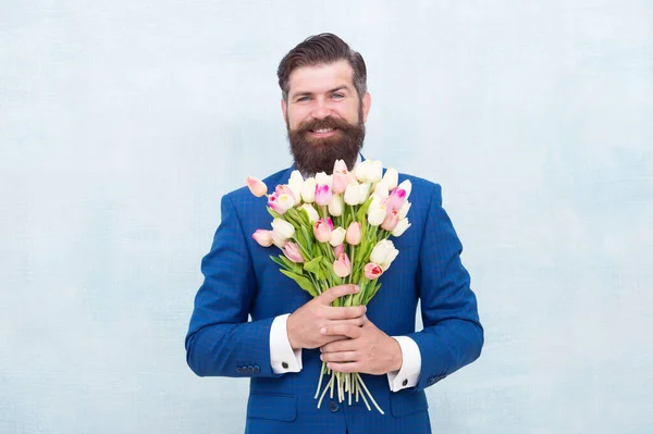 Lassen Sie mich Sie einladen. Bärtiger Mann mit Tulpenstrauß. Liebesdatum. Frauentag. 8. März. Frühlingsgeschenk. Bärtiger Mann mit Blumen. Feiern Sie den Frühling. Gentleman mit Tulpen. Der Frühling naht. Romantisches Datum — Stockfoto