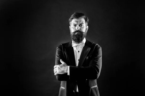 Make statement. Confident man black background. Bearded man keep arms crossed with confidence. Confident look of fashion hipster. Classy tuxedo makes him feel confident. Confident at every occasion — Stock Photo, Image